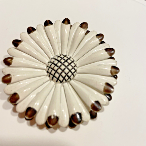 Vintage Enameled Pearlescent ivory white Flower Brooch Gold tone 1960s fashion - Picture 2 of 5